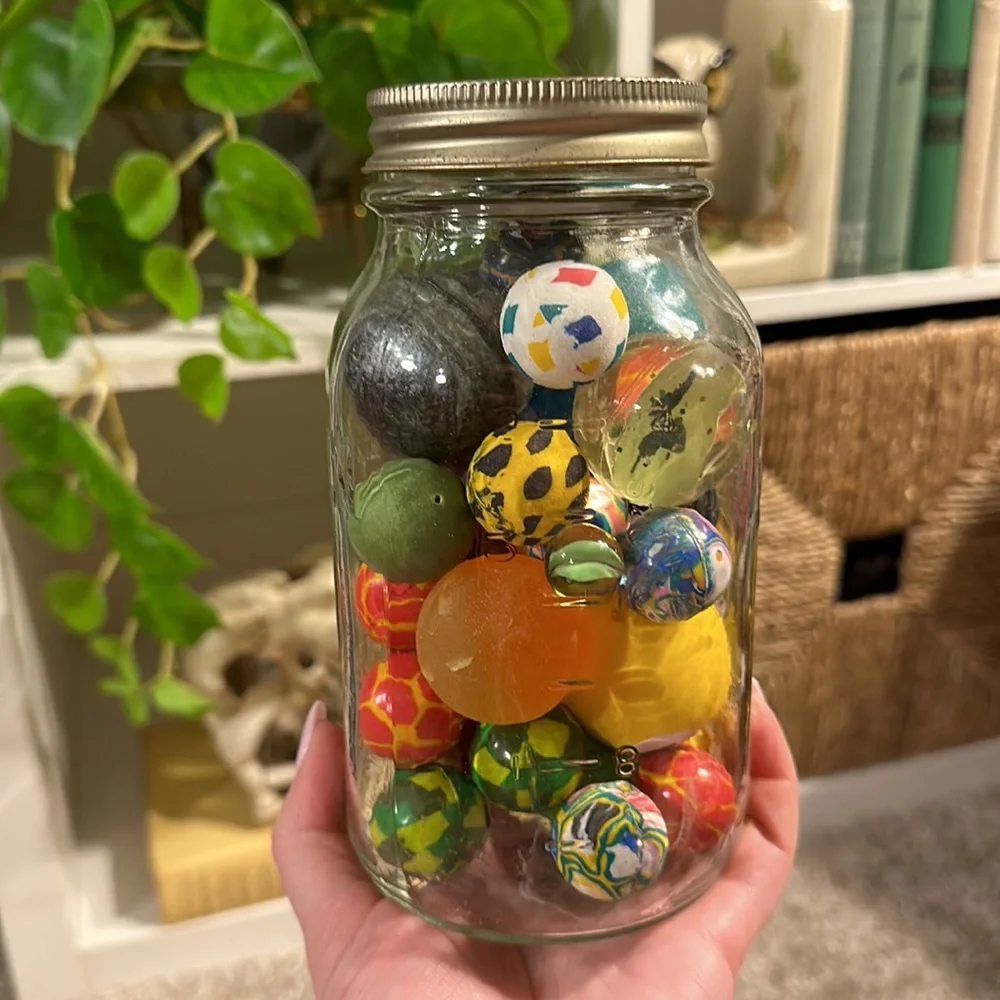 🏀 Vintage Mason Jar Full of Bouncy Balls – Fun & Nostalgic Collectible